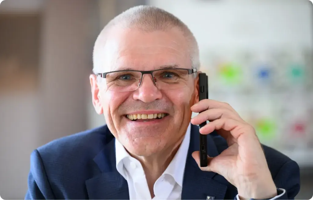 Dirk Ellinger im Beratungsgespräch am Telefon für Gastronomie, Hotellerie und Gastgewerbe.